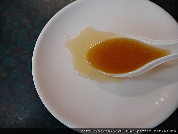 台中北屯 嚮湯包(天津湯包)湯汁撞倒湯匙了，除了湯包外鍋貼也很不錯，生意好好的老店新發現，鄰近大坑口