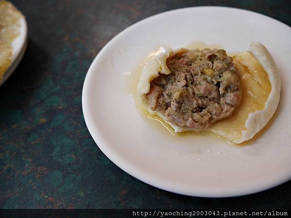 台中北屯 嚮湯包(天津湯包)湯汁撞倒湯匙了，除了湯包外鍋貼也很不錯，生意好好的老店新發現，鄰近大坑口