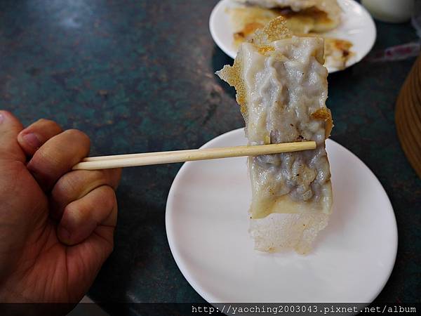 台中北屯 嚮湯包(天津湯包)湯汁撞倒湯匙了，除了湯包外鍋貼也很不錯，生意好好的老店新發現，鄰近大坑口