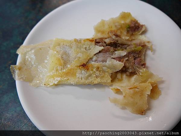 台中北屯 嚮湯包(天津湯包)湯汁撞倒湯匙了，除了湯包外鍋貼也很不錯，生意好好的老店新發現，鄰近大坑口