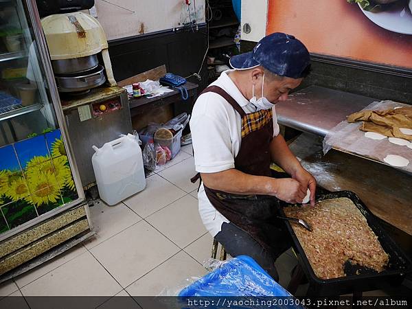 台中北屯 嚮湯包(天津湯包)湯汁撞倒湯匙了，除了湯包外鍋貼也很不錯，生意好好的老店新發現，鄰近大坑口