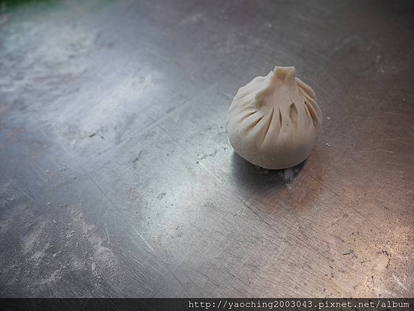 台中北屯 嚮湯包(天津湯包)湯汁撞倒湯匙了，除了湯包外鍋貼也很不錯，生意好好的老店新發現，鄰近大坑口