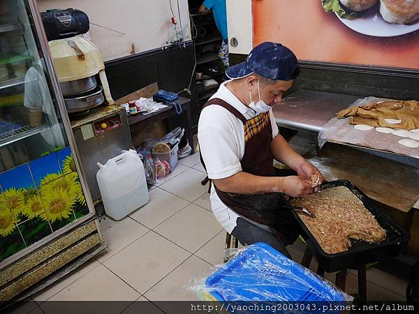 台中北屯 嚮湯包(天津湯包)湯汁撞倒湯匙了，除了湯包外鍋貼也很不錯，生意好好的老店新發現，鄰近大坑口
