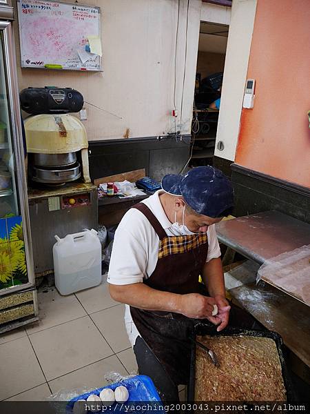 台中北屯 嚮湯包(天津湯包)湯汁撞倒湯匙了，除了湯包外鍋貼也很不錯，生意好好的老店新發現，鄰近大坑口