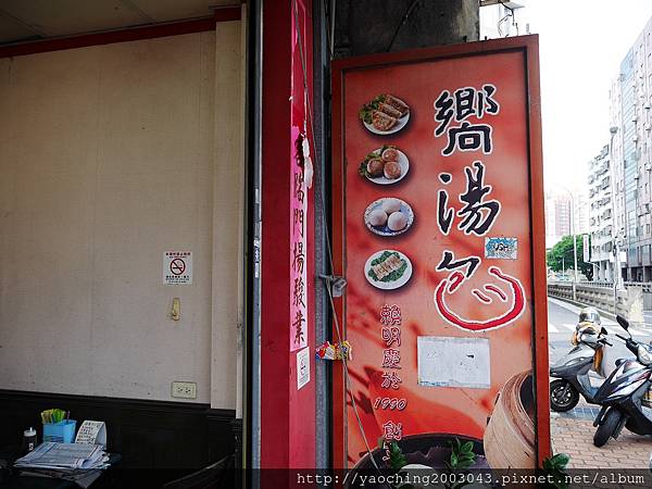 台中北屯 嚮湯包(天津湯包)湯汁撞倒湯匙了，除了湯包外鍋貼也很不錯，生意好好的老店新發現，鄰近大坑口