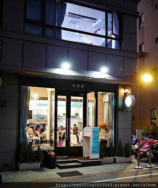 台中東區 咖啡鑽，知名鬆餅專賣店推出耶誕817套餐，這個特別的日子裡讓我們用愛抱一起吧!周末下午四點後可來電詢問是否可預約。近大魯閣新時代、台中車站，