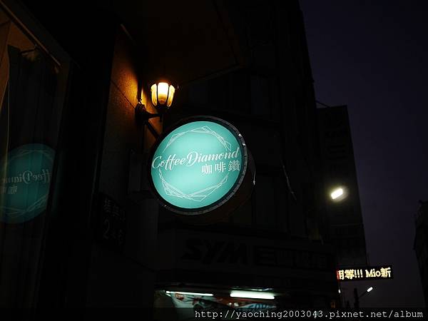 台中東區 咖啡鑽，知名鬆餅專賣店推出耶誕817套餐，這個特別的日子裡讓我們用愛抱一起吧!周末下午四點後可來電詢問是否可預約。近大魯閣新時代、台中車站，