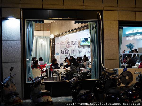 台中東區 咖啡鑽，知名鬆餅專賣店推出耶誕817套餐，這個特別的日子裡讓我們用愛抱一起吧!周末下午四點後可來電詢問是否可預約。近大魯閣新時代、台中車站，