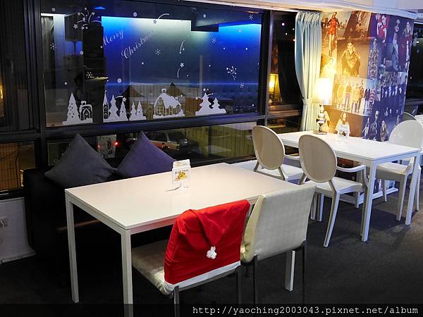 台中東區 咖啡鑽，知名鬆餅專賣店推出耶誕817套餐，這個特別的日子裡讓我們用愛抱一起吧!周末下午四點後可來電詢問是否可預約。近大魯閣新時代、台中車站，