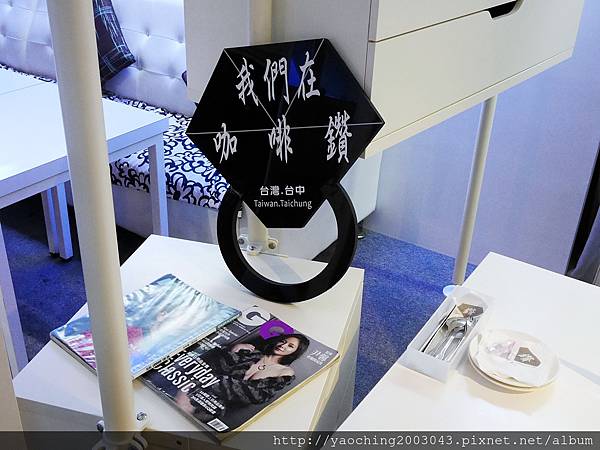 台中東區 咖啡鑽，知名鬆餅專賣店推出耶誕817套餐，這個特別的日子裡讓我們用愛抱一起吧!周末下午四點後可來電詢問是否可預約。近大魯閣新時代、台中車站，