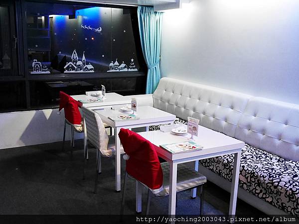 台中東區 咖啡鑽，知名鬆餅專賣店推出耶誕817套餐，這個特別的日子裡讓我們用愛抱一起吧!周末下午四點後可來電詢問是否可預約。近大魯閣新時代、台中車站，