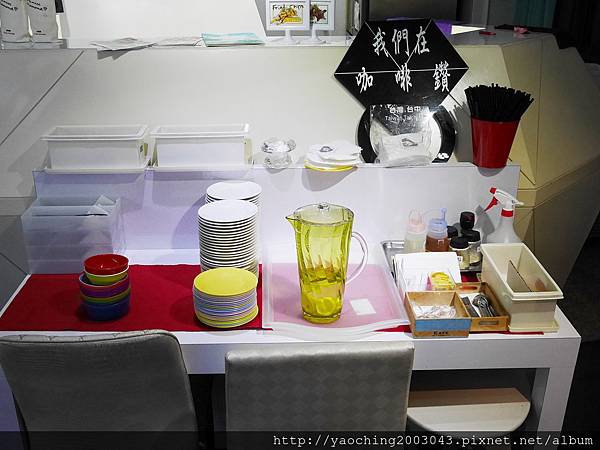 台中東區 咖啡鑽，知名鬆餅專賣店推出耶誕817套餐，這個特別的日子裡讓我們用愛抱一起吧!周末下午四點後可來電詢問是否可預約。近大魯閣新時代、台中車站，