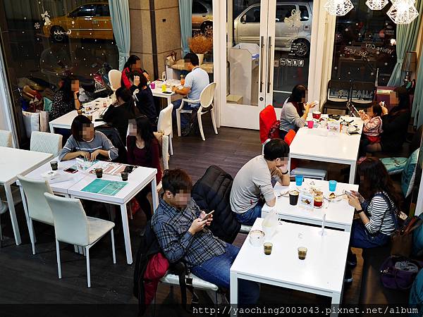 台中東區 咖啡鑽，知名鬆餅專賣店推出耶誕817套餐，這個特別的日子裡讓我們用愛抱一起吧!周末下午四點後可來電詢問是否可預約。近大魯閣新時代、台中車站，