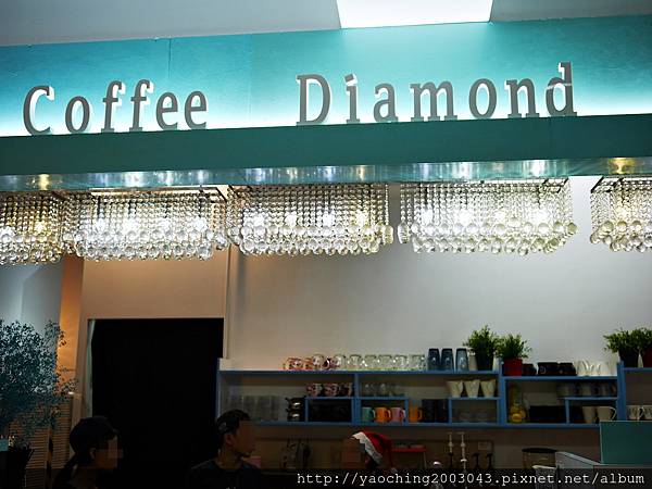 台中東區 咖啡鑽，知名鬆餅專賣店推出耶誕817套餐，這個特別的日子裡讓我們用愛抱一起吧!周末下午四點後可來電詢問是否可預約。近大魯閣新時代、台中車站，