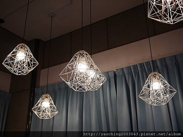 台中東區 咖啡鑽，知名鬆餅專賣店推出耶誕817套餐，這個特別的日子裡讓我們用愛抱一起吧!周末下午四點後可來電詢問是否可預約。近大魯閣新時代、台中車站，