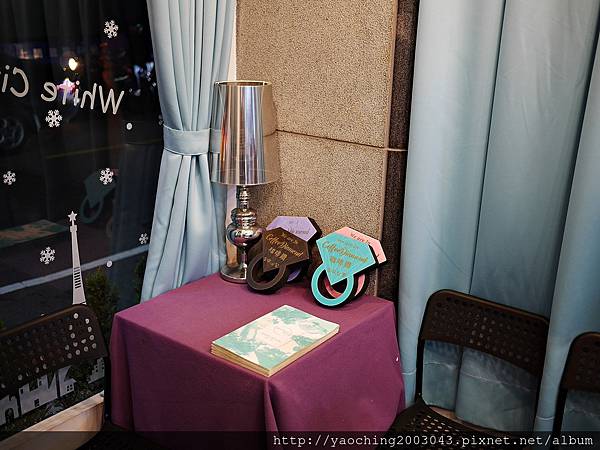 台中東區 咖啡鑽，知名鬆餅專賣店推出耶誕817套餐，這個特別的日子裡讓我們用愛抱一起吧!周末下午四點後可來電詢問是否可預約。近大魯閣新時代、台中車站，