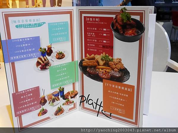 台中東區 咖啡鑽，知名鬆餅專賣店推出耶誕817套餐，這個特別的日子裡讓我們用愛抱一起吧!周末下午四點後可來電詢問是否可預約。近大魯閣新時代、台中車站，