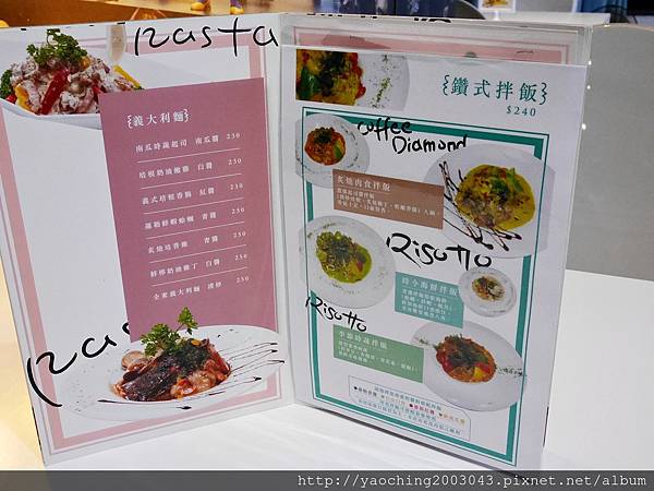 台中東區 咖啡鑽，知名鬆餅專賣店推出耶誕817套餐，這個特別的日子裡讓我們用愛抱一起吧!周末下午四點後可來電詢問是否可預約。近大魯閣新時代、台中車站，