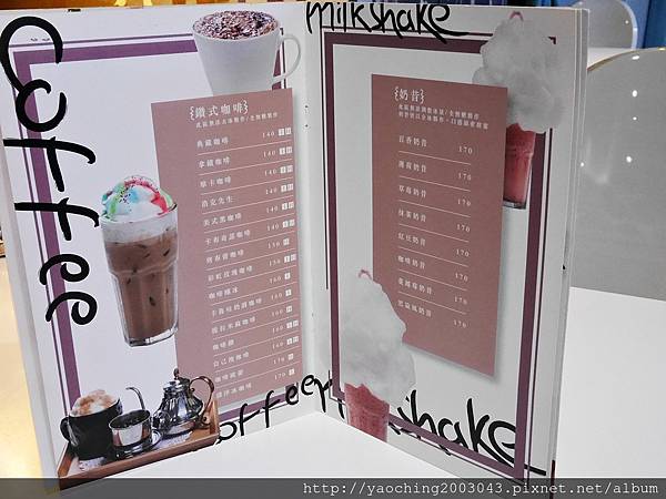 台中東區 咖啡鑽，知名鬆餅專賣店推出耶誕817套餐，這個特別的日子裡讓我們用愛抱一起吧!周末下午四點後可來電詢問是否可預約。近大魯閣新時代、台中車站，