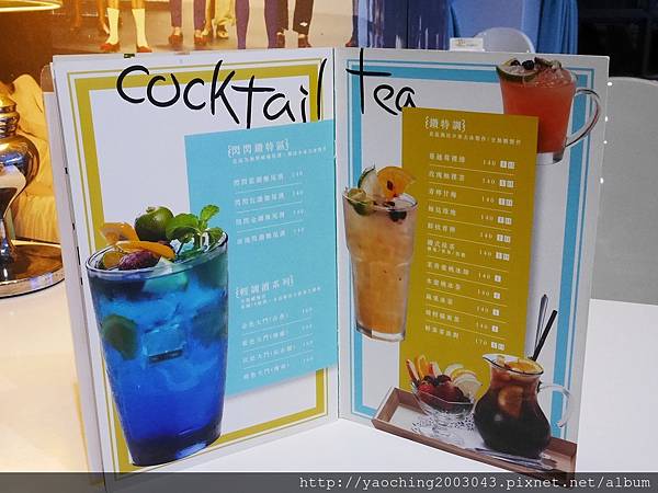 台中東區 咖啡鑽，知名鬆餅專賣店推出耶誕817套餐，這個特別的日子裡讓我們用愛抱一起吧!周末下午四點後可來電詢問是否可預約。近大魯閣新時代、台中車站，