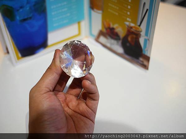 台中東區 咖啡鑽，知名鬆餅專賣店推出耶誕817套餐，這個特別的日子裡讓我們用愛抱一起吧!周末下午四點後可來電詢問是否可預約。近大魯閣新時代、台中車站，