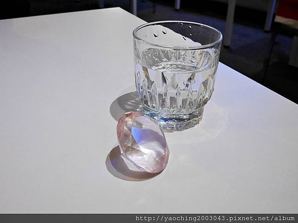 台中東區 咖啡鑽，知名鬆餅專賣店推出耶誕817套餐，這個特別的日子裡讓我們用愛抱一起吧!周末下午四點後可來電詢問是否可預約。近大魯閣新時代、台中車站，