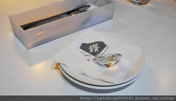 台中東區 咖啡鑽，知名鬆餅專賣店推出耶誕817套餐，這個特別的日子裡讓我們用愛抱一起吧!周末下午四點後可來電詢問是否可預約。近大魯閣新時代、台中車站，