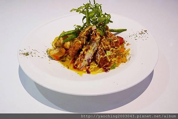 台中東區 咖啡鑽，知名鬆餅專賣店推出耶誕817套餐，這個特別的日子裡讓我們用愛抱一起吧!周末下午四點後可來電詢問是否可預約。近大魯閣新時代、台中車站，