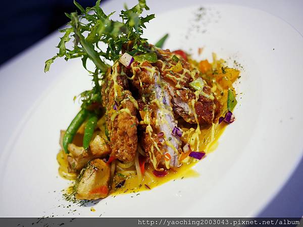 台中東區 咖啡鑽，知名鬆餅專賣店推出耶誕817套餐，這個特別的日子裡讓我們用愛抱一起吧!周末下午四點後可來電詢問是否可預約。近大魯閣新時代、台中車站，