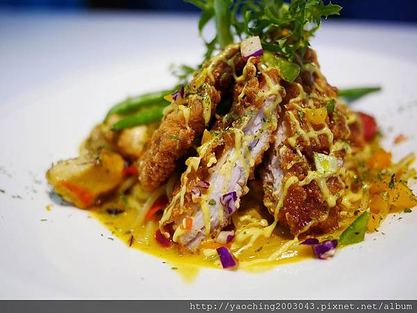 台中東區 咖啡鑽，知名鬆餅專賣店推出耶誕817套餐，這個特別的日子裡讓我們用愛抱一起吧!周末下午四點後可來電詢問是否可預約。近大魯閣新時代、台中車站，