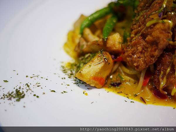 台中東區 咖啡鑽，知名鬆餅專賣店推出耶誕817套餐，這個特別的日子裡讓我們用愛抱一起吧!周末下午四點後可來電詢問是否可預約。近大魯閣新時代、台中車站，