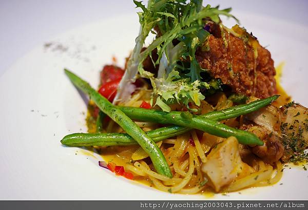 台中東區 咖啡鑽，知名鬆餅專賣店推出耶誕817套餐，這個特別的日子裡讓我們用愛抱一起吧!周末下午四點後可來電詢問是否可預約。近大魯閣新時代、台中車站，