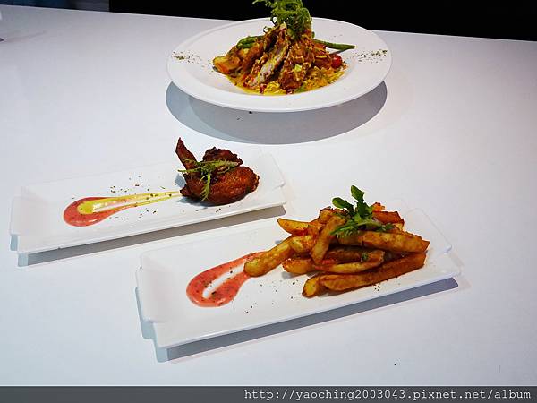 台中東區 咖啡鑽，知名鬆餅專賣店推出耶誕817套餐，這個特別的日子裡讓我們用愛抱一起吧!周末下午四點後可來電詢問是否可預約。近大魯閣新時代、台中車站，