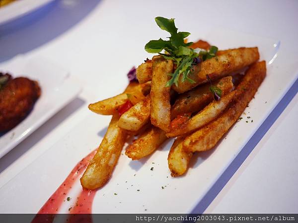 台中東區 咖啡鑽，知名鬆餅專賣店推出耶誕817套餐，這個特別的日子裡讓我們用愛抱一起吧!周末下午四點後可來電詢問是否可預約。近大魯閣新時代、台中車站，