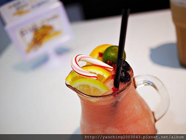 台中東區 咖啡鑽，知名鬆餅專賣店推出耶誕817套餐，這個特別的日子裡讓我們用愛抱一起吧!周末下午四點後可來電詢問是否可預約。近大魯閣新時代、台中車站，