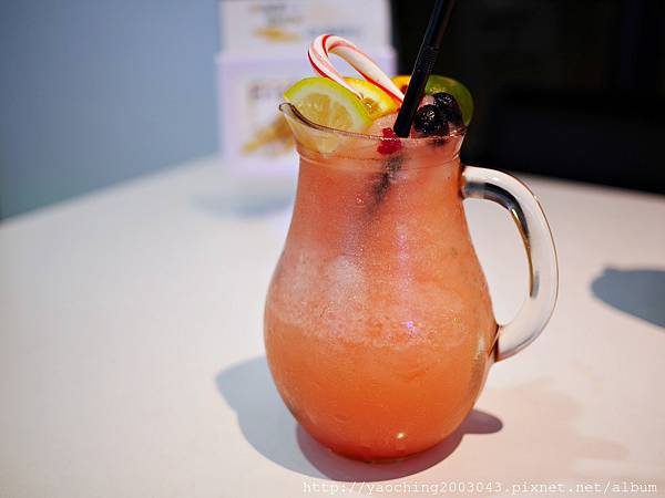 台中東區 咖啡鑽，知名鬆餅專賣店推出耶誕817套餐，這個特別的日子裡讓我們用愛抱一起吧!周末下午四點後可來電詢問是否可預約。近大魯閣新時代、台中車站，