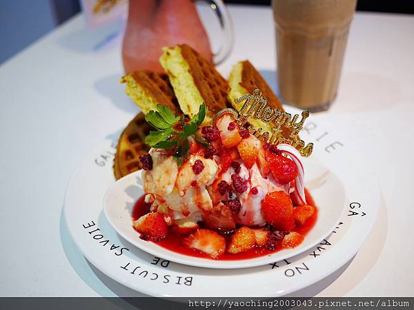 台中東區 咖啡鑽，知名鬆餅專賣店推出耶誕817套餐，這個特別的日子裡讓我們用愛抱一起吧!周末下午四點後可來電詢問是否可預約。近大魯閣新時代、台中車站，