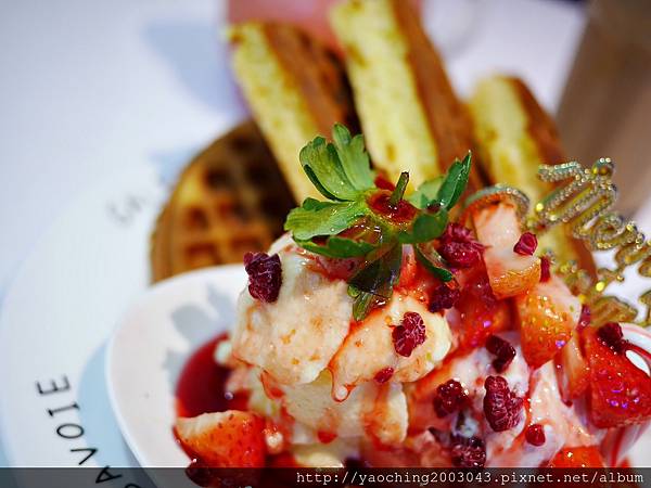 台中東區 咖啡鑽，知名鬆餅專賣店推出耶誕817套餐，這個特別的日子裡讓我們用愛抱一起吧!周末下午四點後可來電詢問是否可預約。近大魯閣新時代、台中車站，