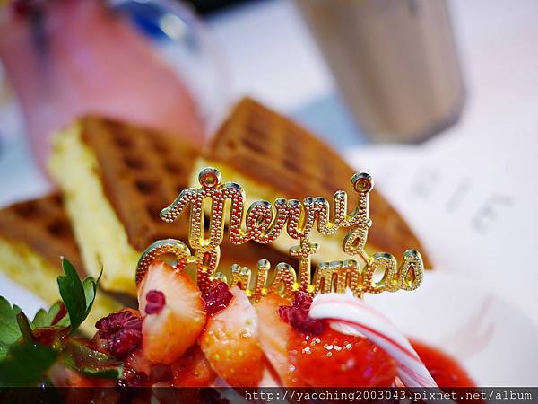 台中東區 咖啡鑽，知名鬆餅專賣店推出耶誕817套餐，這個特別的日子裡讓我們用愛抱一起吧!周末下午四點後可來電詢問是否可預約。近大魯閣新時代、台中車站，