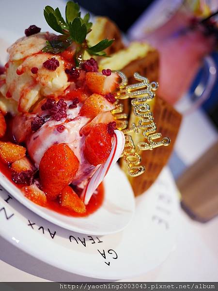 台中東區 咖啡鑽，知名鬆餅專賣店推出耶誕817套餐，這個特別的日子裡讓我們用愛抱一起吧!周末下午四點後可來電詢問是否可預約。近大魯閣新時代、台中車站，