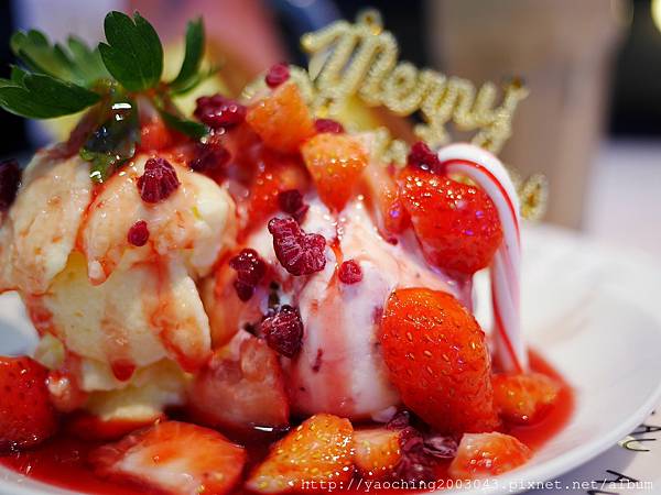 台中東區 咖啡鑽，知名鬆餅專賣店推出耶誕817套餐，這個特別的日子裡讓我們用愛抱一起吧!周末下午四點後可來電詢問是否可預約。近大魯閣新時代、台中車站，