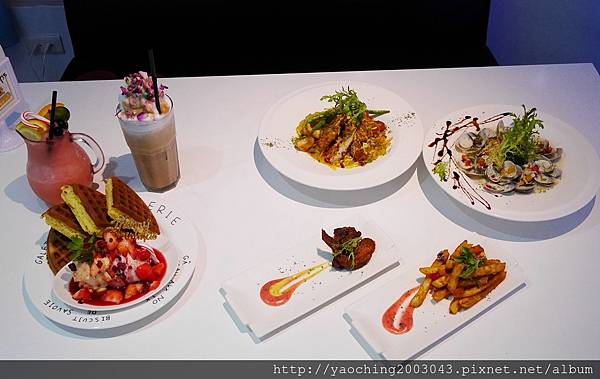 台中東區 咖啡鑽，知名鬆餅專賣店推出耶誕817套餐，這個特別的日子裡讓我們用愛抱一起吧!周末下午四點後可來電詢問是否可預約。近大魯閣新時代、台中車站，