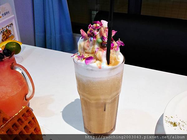 台中東區 咖啡鑽，知名鬆餅專賣店推出耶誕817套餐，這個特別的日子裡讓我們用愛抱一起吧!周末下午四點後可來電詢問是否可預約。近大魯閣新時代、台中車站，