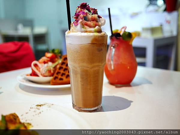 台中東區 咖啡鑽，知名鬆餅專賣店推出耶誕817套餐，這個特別的日子裡讓我們用愛抱一起吧!周末下午四點後可來電詢問是否可預約。近大魯閣新時代、台中車站，