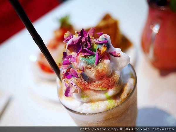 台中東區 咖啡鑽，知名鬆餅專賣店推出耶誕817套餐，這個特別的日子裡讓我們用愛抱一起吧!周末下午四點後可來電詢問是否可預約。近大魯閣新時代、台中車站，