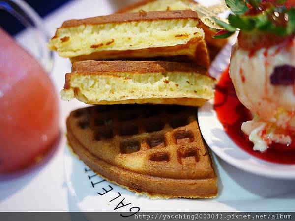 台中東區 咖啡鑽，知名鬆餅專賣店推出耶誕817套餐，這個特別的日子裡讓我們用愛抱一起吧!周末下午四點後可來電詢問是否可預約。近大魯閣新時代、台中車站，