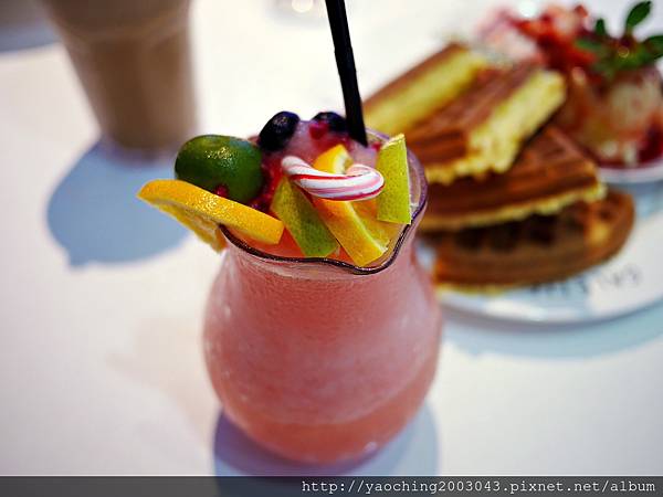 台中東區 咖啡鑽，知名鬆餅專賣店推出耶誕817套餐，這個特別的日子裡讓我們用愛抱一起吧!周末下午四點後可來電詢問是否可預約。近大魯閣新時代、台中車站，