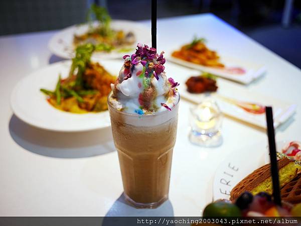 台中東區 咖啡鑽，知名鬆餅專賣店推出耶誕817套餐，這個特別的日子裡讓我們用愛抱一起吧!周末下午四點後可來電詢問是否可預約。近大魯閣新時代、台中車站，