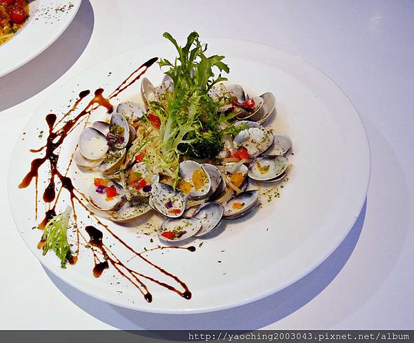 台中東區 咖啡鑽，知名鬆餅專賣店推出耶誕817套餐，這個特別的日子裡讓我們用愛抱一起吧!周末下午四點後可來電詢問是否可預約。近大魯閣新時代、台中車站，