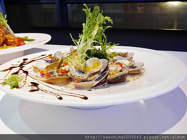 台中東區 咖啡鑽，知名鬆餅專賣店推出耶誕817套餐，這個特別的日子裡讓我們用愛抱一起吧!周末下午四點後可來電詢問是否可預約。近大魯閣新時代、台中車站，